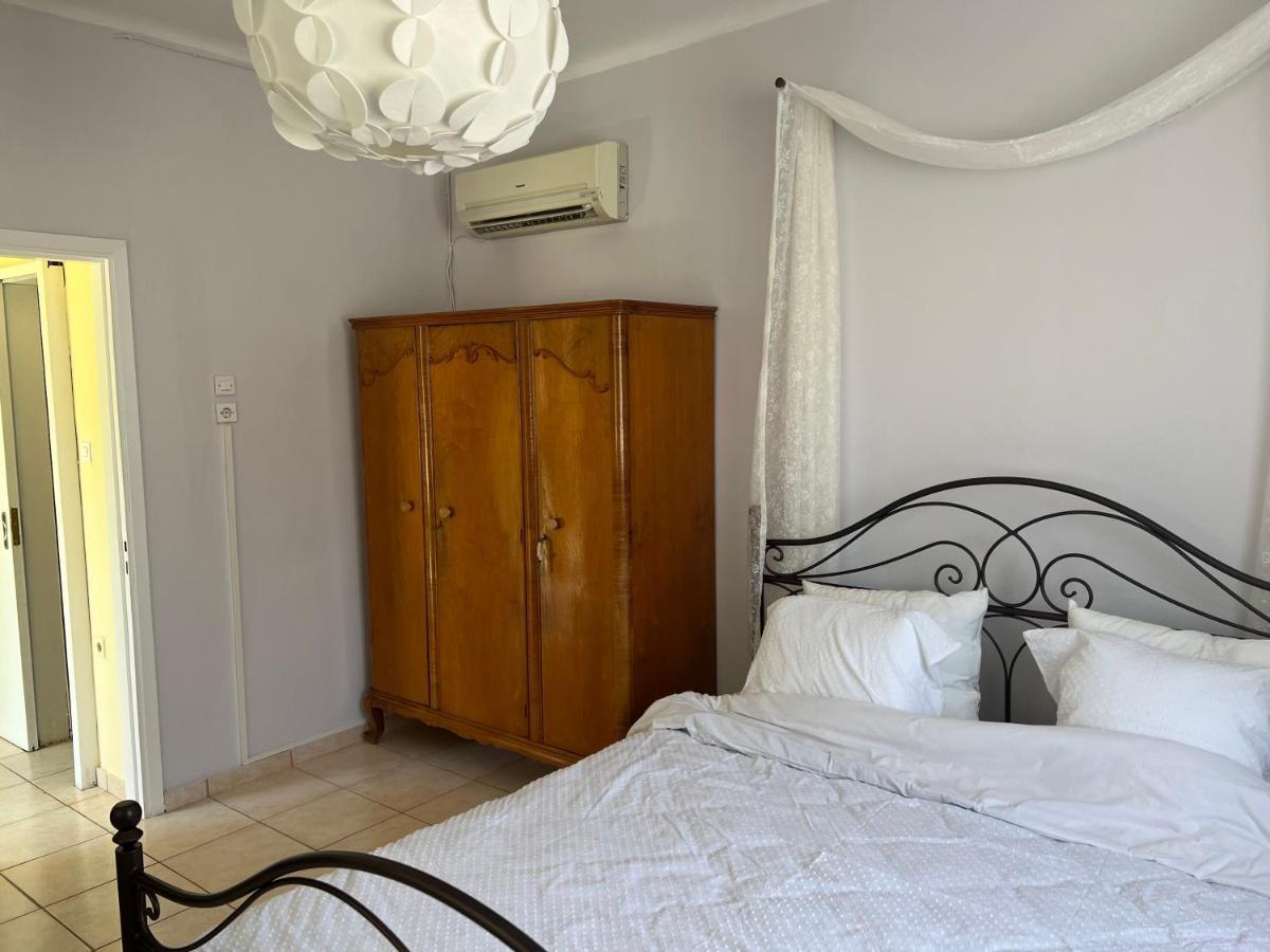 Yiayia Katina'S House Apartment Corinth Bagian luar foto